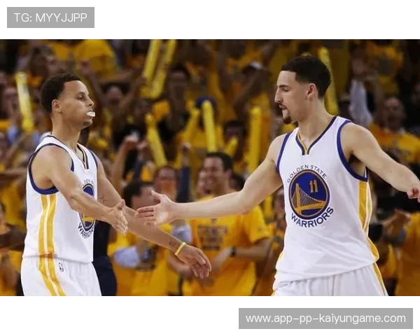 库里当场为获奖少年颁奖,握手瞬间温情溢出屏幕 库里当场为获奖少年颁奖,握手瞬间温情溢出屏幕