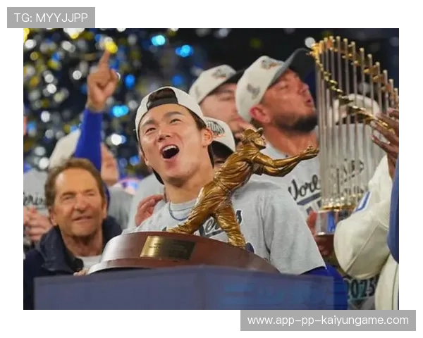 山本由伸累到举不起MVP奖杯！Kiké默默帮忙球迷：感动到哭，感动到哭的成语