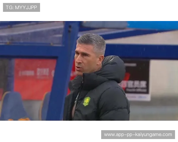 北京国安恩科洛洛抢点甩头,皮球擦着立柱飞出 北京国安恩科洛洛抢点甩头,皮球擦着立柱飞出