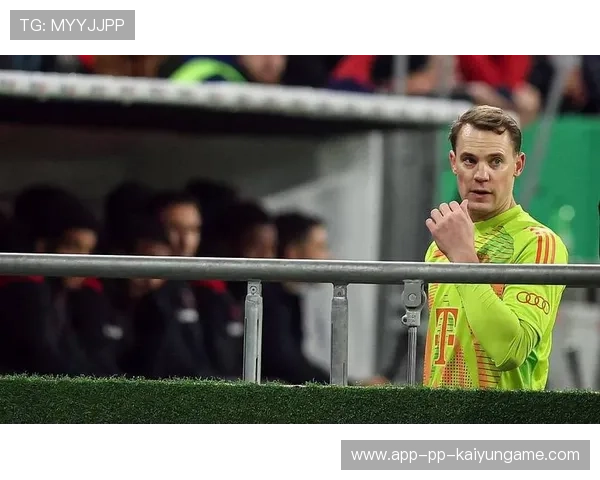 诺伊尔禁区外头球冲顶解围,拜仁防线再次上演“清道夫”神迹 诺伊尔禁区外头球冲顶解围,拜仁防线再次上演“清道夫”神迹